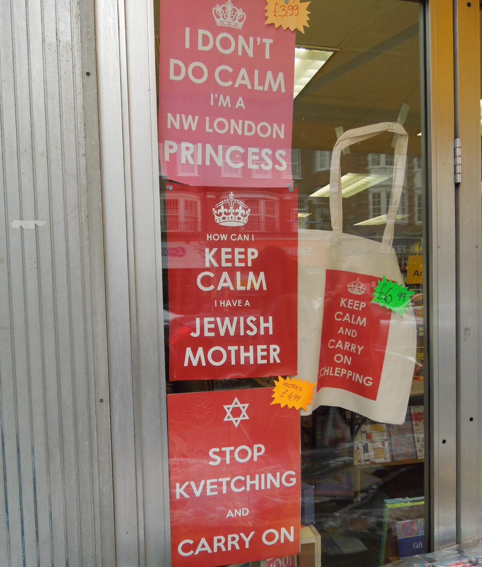 Schaufenster mit Postern und Jutebeutel "I don't do calm I'm a NW London Princess", "How can I do calm, I have a Jewish mother", und weitere.