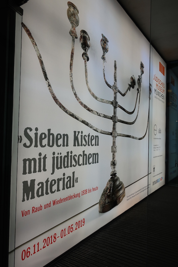 Nicht zu übersehen: Seit dieser Woche erhellt die neue Leuchtwand zur Ausstellung „Sieben Kisten mit jüdischem Material“ unseren Museumseingang. Foto: Kerstin Dembsky