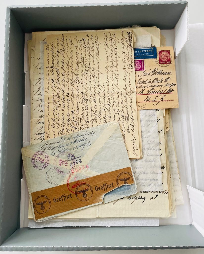 Archivkarton mit mehreren handschriftlichen Briefen. Auf einem Umschlag ist ein Stempel der NS-Zensurbehörde zu sehen.