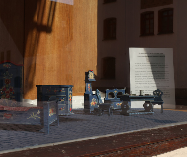 Sonniger Blick auf das Schaufenster des Orag-Hauses mit der Puppenstube der Firma Wallach. © privat