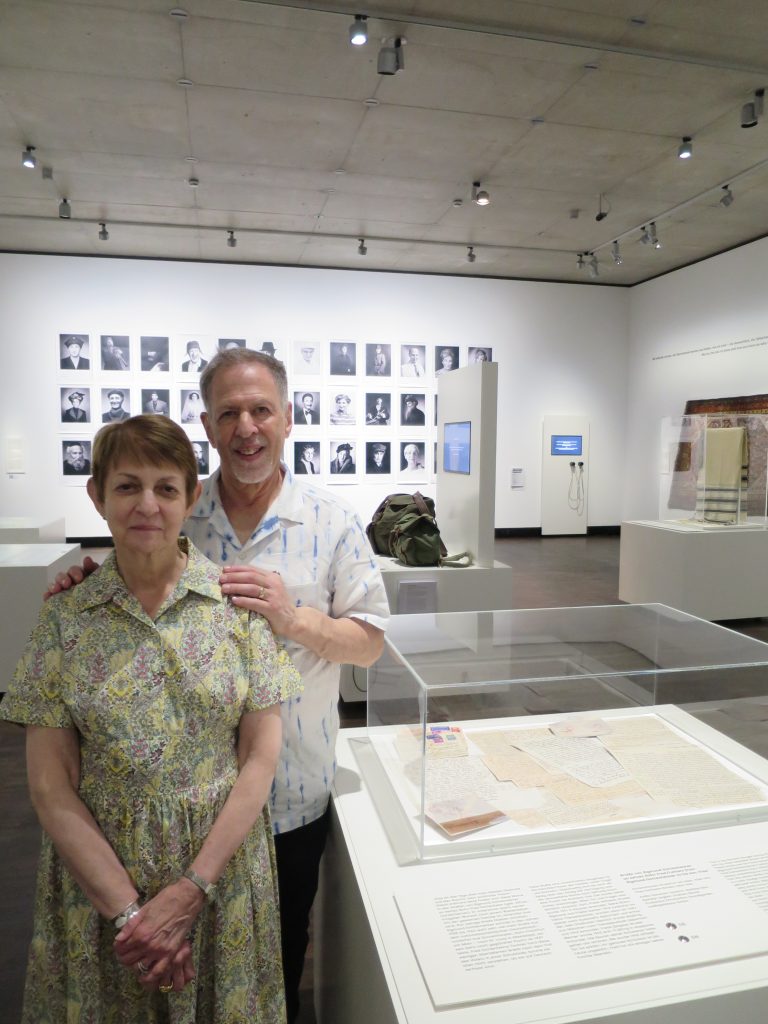 Faye Dottheim-Brooks und ihr Mann stehen neben der Vitrine mit den Briefen in der Ausstellung.