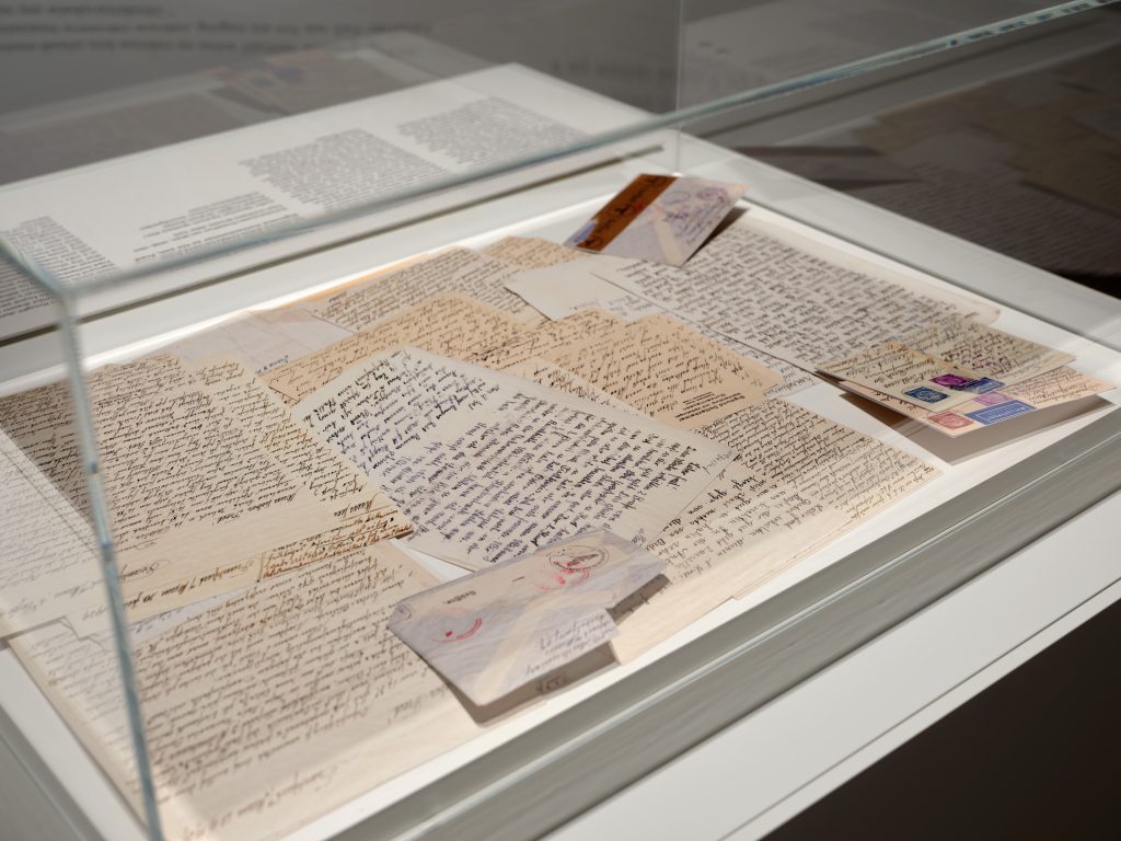 In einer Vitrine liegen Reproduktionen der Briefe.