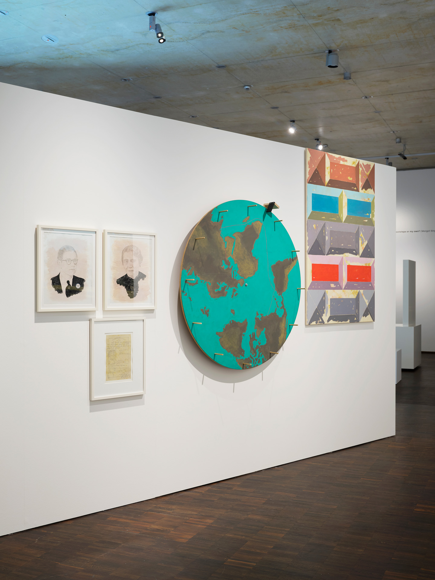 Ausstellungsansicht mit verschiedenen Bildern Patzaks im Jüdischen Museum