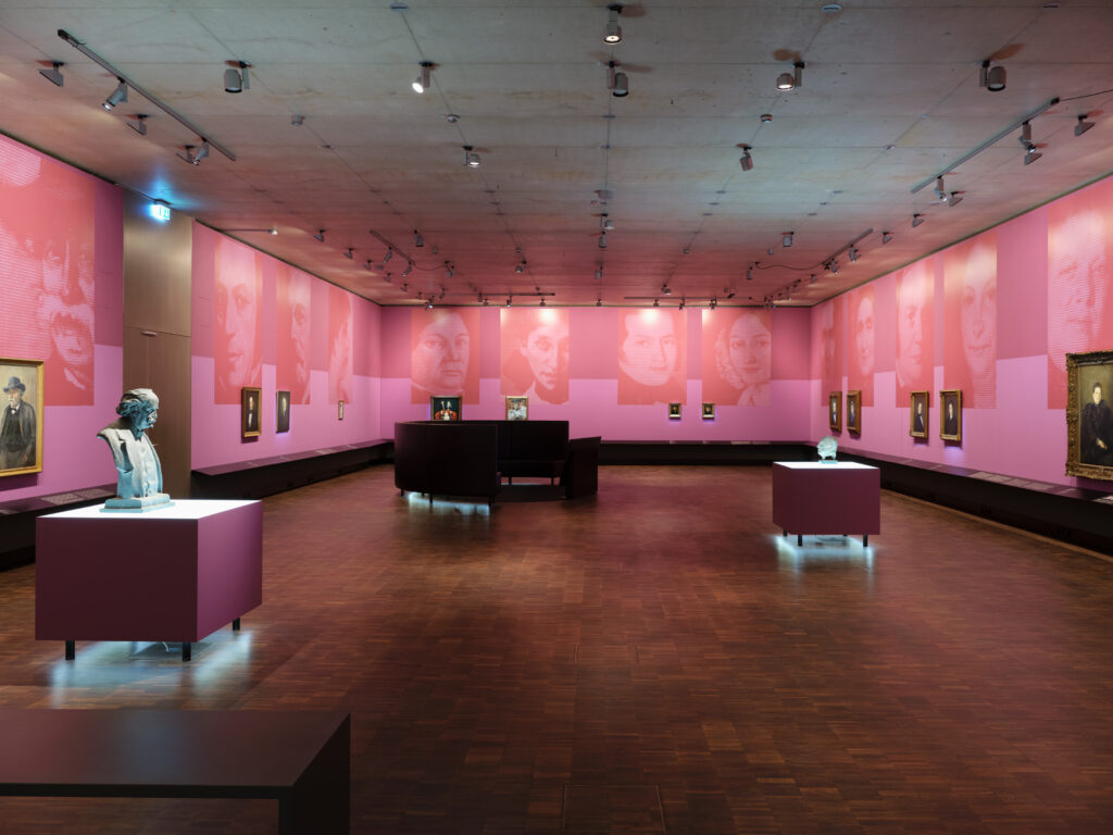 Ausstellungs·ansicht Ebene 1, © Jüdisches Museum München, Foto: Eva Jünger