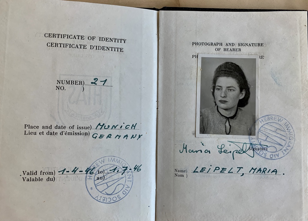 Ausweisdokument Maria Leipelt mit Passfoto