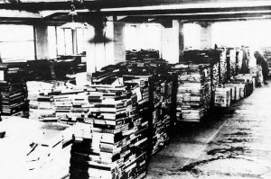 Blick auf die im Offenbach Archival Depot gesammelten Bücher, die zur Restitution sortiert werden.