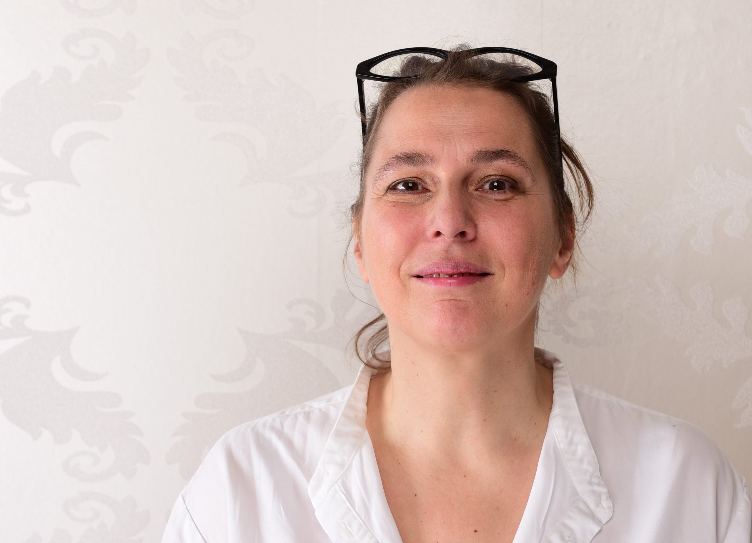 Portraitfoto Ruth Zeifert vor neutralem Hintergrund