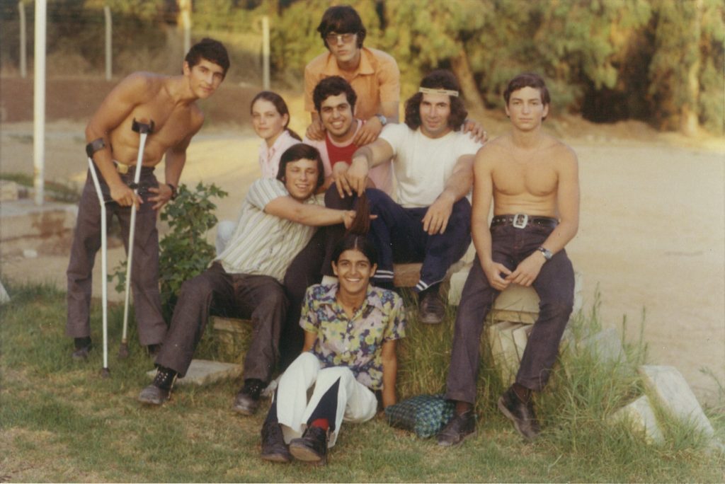 Gruppenfoto mit acht jungen Menschen, ein junger Mann mit Krücken