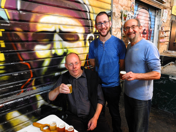 Bernhard Purin, Brauer und Barbetreiber Ephraim Greenblatt und Bier-Blogger Doug Greener vor der neuen Bier-Bar "Hatch" im Jerusalemer Shuk Machane Jehuda (Foto: Michael Horton, Jersualem)