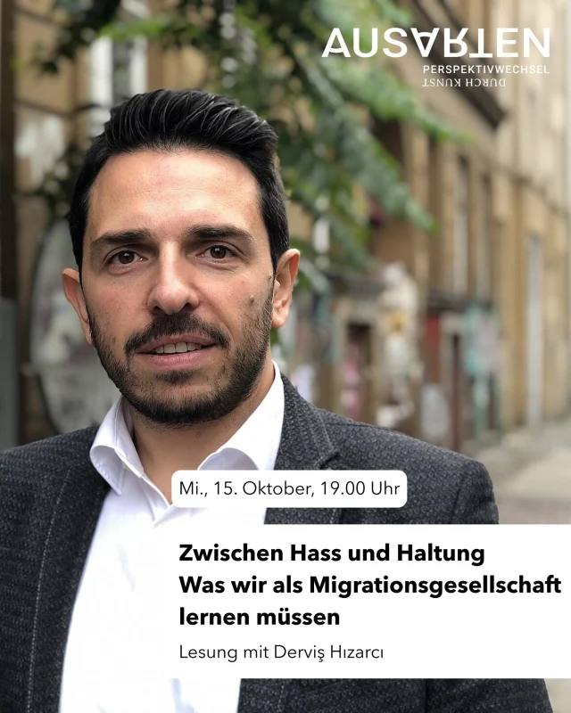 Nächsten Mittwoch stellt @dervishizarci sein Buch „Zwischen Hass und Haltung“ bei uns vor 📖
„Zwischen Hass und Haltung“ (@suhrkampverlag) erzählt von einer besonderen Bildungsreise. Sie beginnt im postmigrantischen Berlin zu einer Zeit, in der jemand wie Derviş Hızarcı schmerzend selbstverständlich nicht dazugehört. Und sie führt ihn schließlich in die Verantwortung, die Bedingungen für ein gelingendes, vielfältiges Zusammensein jeden Tag neu zu formulieren.
Derviş Hızarcı ist Mitglied der deutschen International Holocaust Remembrance Alliance-Delegation und im Beratungskreis Antisemitismus von Felix Klein, dem Beauftragten der Bundesregierung für jüdisches Leben und gegen Antisemitismus. Als Vorstandsvorsitzender hat er bei der Kreuzberger Initiative gegen Antisemitismus maßgeblich den Aufbau der internationalen Ausrichtung und den jüdisch-muslimischen Dialog geprägt.
Begrüßung: Dr. Alina Gromova, Direktorin Jüdisches Museum München
Moderation: Bettina Mehic, ausARTen
📅 Mi., 15. Oktober 2025, 19.00 Uhr
Eintritt: frei
Infos & Anmeldung findet ihr auf unserer Website.
Eine Veranstaltung von @aus_art_en – Perspektivwechsel durch Kunst und dem Jüdischen Museum München
Fotos: Porträt Dervis Hizarci, Foto: Daniel Eliasson; Buchcover: © Suhrkamp Verlag