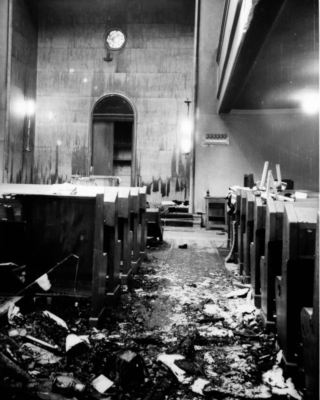 Heute vor 87 Jahren zerstörten Mitglieder der NSDAP unter Beteiligung der Münchner Bevölkerung Synagogen und Geschäfte jüdischer Münchner*innen. 

Auch die Synagoge in der #Reichenbachstraße wurde in dem Pogrom geschändet und verwüstet. 1947 wurde die Synagoge nach jahrelanger Zweckentfremdung von Überlebenden der Schoa wiedereröffnet. Dabei konnte auf ihre ursprüngliche bauliche Ausrichtung von 1931 keine Rücksicht genommen werden. Bis 2006 war die im Hinterhof gelegene Synagoge im Gärtnerplatzviertel die Hauptsynagoge der Gemeinde, nach dem Umzug an den Sankt-Jakobs-Platz 2006 stand das Gebäude leer und verfiel allmählich.

Seit 2014 setzte sich der von Dr. Rachel Salamander und Ron C. Jakubowicz gegründete Verein Synagoge Reichenbachstraße e.V. für die Sanierung der Synagoge ein. Im September diesen Jahres konnte sie nun wiedereröffnet werden und erstrahlt im wahrsten Sinne des Wortes im alten Glanz. Die Renovierungen waren mit dem Anspruch verbunden, den ursprünglichen Zustand von 1931 wiederherzustellen und somit zahlreiche außergewöhnliche und farbenreiche architektonischen Elemente der Neuen Sachlichkeit. 

Mit der Gegenüberstellung der Bildpaare möchten wir eine Erinnerungsbrücke schlagen von heute und dem Gedenken hin zur Nacht des 9. auf den 10. November 1938 und auf das Verlorene und Zerstörte verweisen. 

Fotos: Verwüstungen während des Novemberpogroms in der Synagoge Reichenbachstraße, © Bayerische Staatsbibliothek München/Bildarchiv; Innenraum und Vorraum der wiederhergestellten Synagoge 2025, © Thomas Dashuber @thomasdashuber
