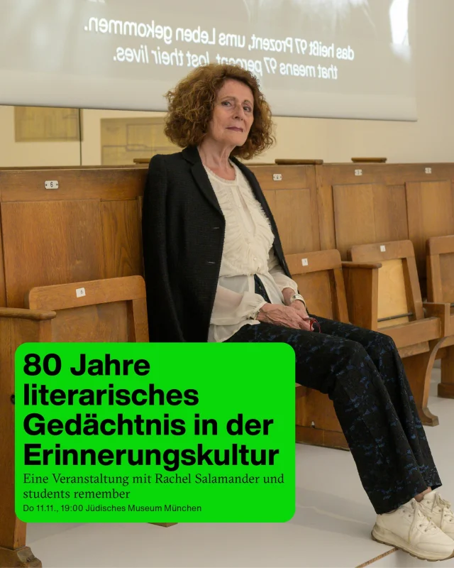 #SaveTheDate 80 Jahre literarisches Gedächtnis in der Erinnerungskultur mit Rachel Salamander

Nächste Woche Dienstag spricht Rachel Salamander mit Studierenden der Münchner Universitäten über Chancen und Herausforderungen von Literatur als ein erinnerungskulturelles Medium. Dabei geht es um die Fragen:

Welche Bedeutung haben autobiografische Erlebnisberichte von Holocaust-Überlebenden und deren Nachkomm*innen achtzig Jahre nach Ende des Holocaust? Und welche Rolle kann Literatur in der gegenwärtigen, zunehmend digitalisierten Erinnerungskultur spielen?

Begrüßung: Jutta Fleckenstein, Jüdisches Museum München

🗓 Di., 11. November 2025, 19.00
Eintritt frei 
Anmeldung über die Website des Jüdischen Museums erforderlich!

Eine Veranstaltung von @students.remember Studentischer Verein zur Förderung von Erinnerungskultur e. V., den Münchner Kammerspielen und dem Jüdischen Museum München. Die Veranstaltung ist Teil des Programms „Wohin jetzt? Jüdisches (Über)leben nach 1945“ der @muenchner_kammerspiele

Foto: Rachel Salamander in der Ausstellung "München Displaced" im Jüdischen Museum München, Foto: Daniel Schvarcz

#WohinJetzt @institutneuesozialeplastik @monacensia_muc @nsdoku @nmt_netzwerk_muc @hffmuenchen @public.history.muc