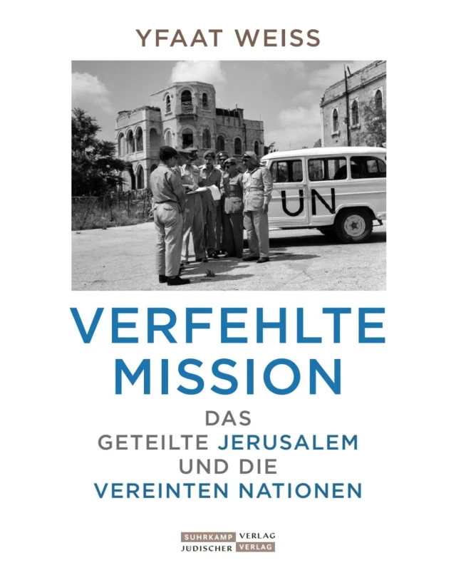 #SaveTheDate Nächste Woche stellt Yfaat Weiss ihr Buch "Verfehlte Mission. Das geteilte Jerusalem und die Vereinten Nationen" (@suhrkampverlag) bei uns vor:

Im November 1947 beschloss die Generalversammlung der Vereinten Nationen den Teilungsplan für das britische Mandatsgebiet Palästina – ausgenommen Jerusalem. Diese Stadt, auf die alle drei monotheistischen Religionen Anspruch erhoben und dies bis heute tun, sollte ungeteilt in die Obhut der UN übergehen. Doch der Israelisch- Arabische Krieg vereitelte 1948 diesen Plan. Jerusalem wurde in Ost und West geteilt mit einer Exklave im Nordosten der Stadt.

Die Historikerin Yfaat Weiss untersucht zum ersten Mal auf der Basis weltweit verstreuter Quellen die Geschichte dieser Exklave bis zum Sechs-Tage- Krieg 1967: die vergeblichen Versuche der UN, Frieden zwischen den Konfliktparteien Jordanien und Israel zu stiften, die dagegen gerichteten Souveränitätsansprüche beider Parteien, die ausgelagerten Bestände der Nationalbibliothek, die verlassenen Institute der Hebräischen Universität, der biblische Zoo mit hungernden Tieren, der verwahrloste Friedhof der im Ersten Weltkrieg gefallenen Soldaten des Commonwealth, das zweckentfremdete Auguste-Viktoria-Gelände, schließlich das palästinensischen Dorf Issawiya mitten in der Exklave. Hier reicht die Geschichte in unsere Gegenwart hinein.

Moderation: Philipp Lenhard, Lehrstuhl für Jüdische Geschichte und Kultur der @lmu.muenchen 

📅Do., 20. November 2025, 19.00 Uhr
📍Eintritt frei, Anmeldung erforderlich

Alle Infos und den Link zur Anmeldung findet ihr auf unserer Website!

Foto: Cover "Verfehlte Mission. Das geteilte Jerusalem und die Vereinten Nationen", © Suhrkamp Verlag