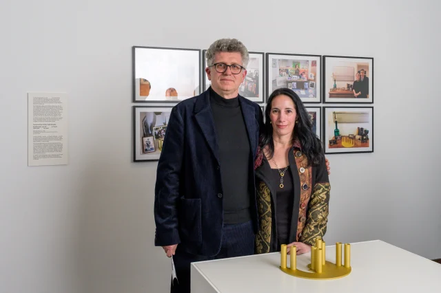 Wir laden euch herzlich ein zum Künstler*innengespräch mit Lydia Bergida, Georg Soanca-Pollak, Ilana Lewitan, Roy Rajber und Eli Teicher im Rahmen der 39. Jüdischen Kulturtage München:

Im Kunstprojekt „vom dir zu / heute“ setzen sich Lydia Bergida und Georg Soanca-Pollak, beide Enkel*innen von Holocaust-Überlebenden, mit der Darstellung und Dokumentation des Erinnerns innerhalb von Münchner Familien jüdischer Herkunft auseinander. Die verfolgten und ermordeten Verwandten werden bei diesem kreativen Akt der konstruierten „Familienaufstellung“ mit ins Bild genommen. Ein neues Familienfoto vor einer individuell aufgestellten Menora hält den Moment fest.

In einem Gespräch zwischen den beiden Künstler*innen und einigen ihrer Porträtierten erfahren wir mehr über das Projekt und den Umgang der Nachfahr*innen mit ihrem familiären Erbe.

Di., 2. Dezember 2025, 19.00 Uhr
Eintritt frei, Anmeldung erforderlich

Vorab findet um 17.30 Uhr ein Rundgang mit Kuratorin Ulrike Heikaus statt. Infos dazu findet ihr auf unserer Website!

Fotos: (1) Georg Soanca-Pollack und Lydia Bergida, @daniel.schvarcz.photography; (2) Ausstellungsansicht Die Dritte Generation, vom dir zu / heute, @evajuenger2

#DritteGeneration @zoomin598 @ilana_lewitan_artwork @royrajber