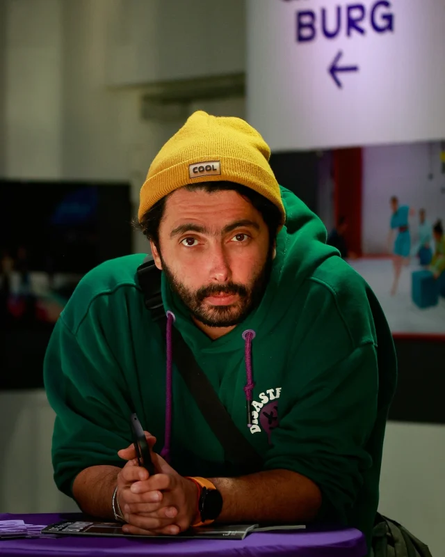 #ErinnerungsObjekte Ein Foto und ein Wehrausweis von Yuriy (Juda) Janet

Im Münchener Theater @schauburg_muenchen trifft unsere Gastautorin Marina Maisel den Theaterpädagogen, Regisseur und Schauspieler Yevgen Bondarskyy. Seine Familie stammt aus der heutigen Ukraine. Im Zweiten Weltkrieg kämpfte sein Urgroßvater auf sowjetischer Seite gegen die Deutschen. Heute lebt Bondarskyy in München und macht Theaterprojekte. Wir haben gefragt, welches Objekt aus seiner Familiengeschichte er für unsere aktuelle Ausstellung „Die Dritte Generation“ ausgewählt hätte?

Yevgen Bondarskyy: „Da gibt es nicht viel. Ein paar Fotos von meinem Urgroßvater und seinen Wehrpass. Dieses Dokument ist für mich sehr bedeutsam, denn gerade in diesen Zeiten könnte ich selber so einen Wehrausweis haben und müsste wie mein Urgroßvater kämpfen.“

Mehr könnt ihr im Interview auf unserem #Blog lesen!

Fotos und Interview: Marina Maisel