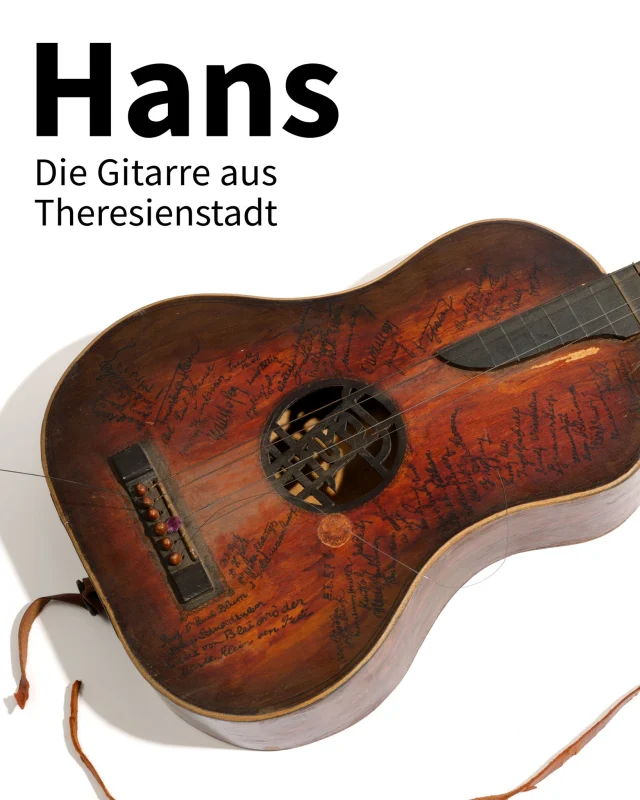 #JMMStory Hans – Die Gitarre aus Theresienstadt

2015 erhielt das Jüdische Museum München ein besonderes Objekt als Schenkung: Eine Gitarre aus Holzresten, die während der Schoa vom Architekten Hanuš Smetana in Theresienstadt heimlich gebaut wurde. Mehr als dreißig Unter¬schriften anderer Häftlinge auf dem Gitarrenkörper sowie ein Brief, aus der Perspektive der Gitarre geschrieben, zeugen vom Leben im Getto und der Kulturszene, die hier für kurze Zeit entstand. Das #Storytelling macht die Recherche zu diesem einzigartigen Musikinstrument erlebbar. Was erzählt uns die Gitarre „Hans“? Und was können wir über ihren Erbauer und seine Mithäftlinge herausfinden? 

Hanuš Smetana und seine Frau Melita wurden wie viele ihrer Mitgefangenen 1944 nach Auschwitz deportiert, wo Melita Smetana kurz darauf ermordet wurde. Hanuš Smetana wurde 1945 in Buchenwald ermordet. Die meisten der Männer und Frauen, die auf der Gitarre unterzeichneten, überlebten die Schoa nicht. Am heutigen #Holocaustgedenktag möchten wir an sie erinnern.

Ihr findet das Storytelling auf unserer Website unter #AusstellungenONLINE. Die Gitarre „Hans“ ist noch bis zum 1. März in unserer Ausstellung #DritteGeneration zu sehen. 

Fotos: Gitarre, Theresienstadt 1943, JM 141/2015, Fotos: @evajuenger2